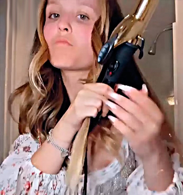 Larissa Manoela pagando peitinho no Instagram