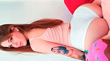 Maru Karv: Ruiva brasileira viciada em porra e sexo anal