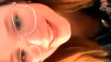 Larissa Manoela pagou peitinho de novo em live do Instagram