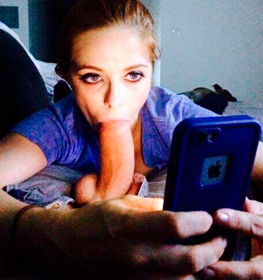 Safadas tirando selfies fazendo boquete