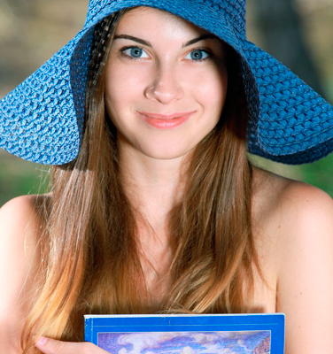 Linda ninfeta pelada e seus peitos naturais