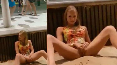 Novinha tira a calcinha e bate siririca na praia lotada